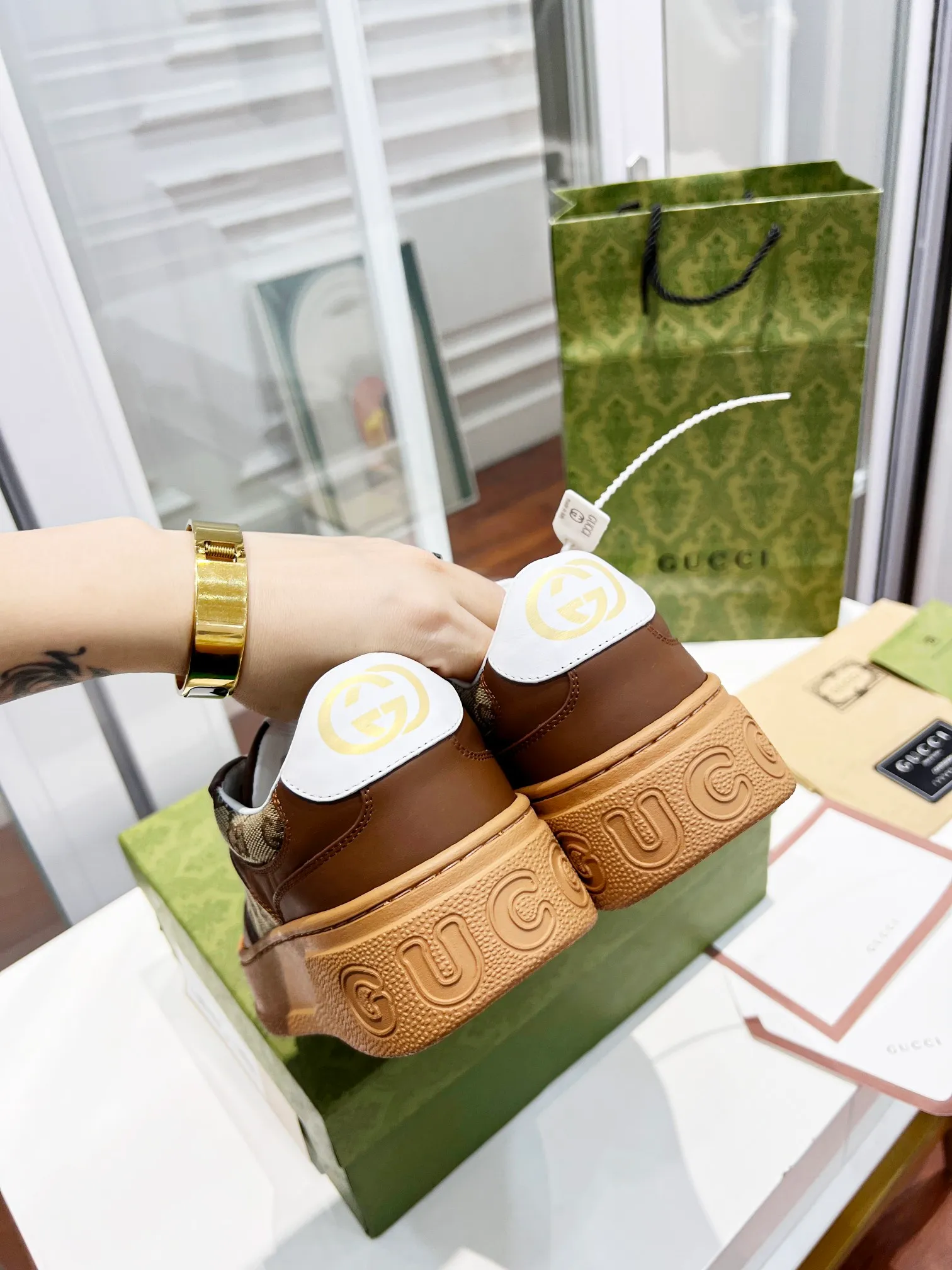 👟👟Ex-factory price 480👟👟 Brand new Chunky B series lightweight soft thick sole sports series! G family's white shoes for couples, GUUC* counter-synchronized shoes, ancient and exotic catwalk models! The style design is light, luxurious and retro...thick sole increases height...similar to an upgraded version of classic white shoes! Original customized cowhide fabric (classic old floral fabric, perforation, embossing process), cowhide lining, original foam lightweight outsole, GG Logo on the heel, 4cm thick sole, classic Gucci webbing... Women's 35-40/Men's 39-44 (full size) Women's 41, Men's 45 are custom-made and non-returnable
